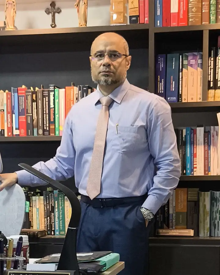 Dr. Marcello Ávila Nascimento, advogado e Agente da Propriedade Industrial, em seu gabinete